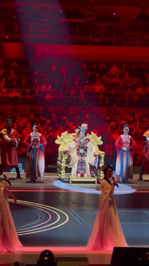 81岁潘迎紫身姿挺拔步伐稳健