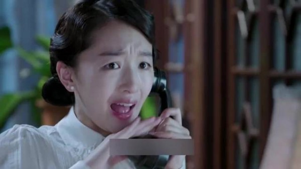 女人每次接到电话时，都会故意用手指去摩擦话筒