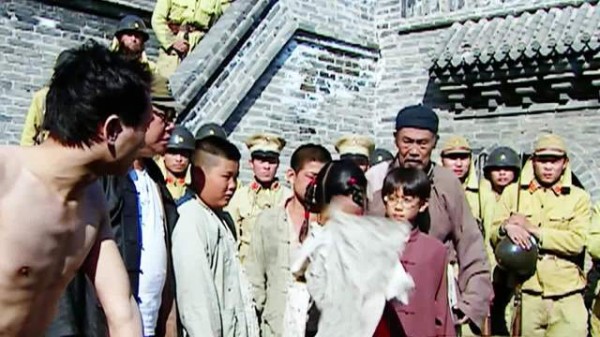 鬼子耍心机比憋气 被女孩按在水里狠狠教训！