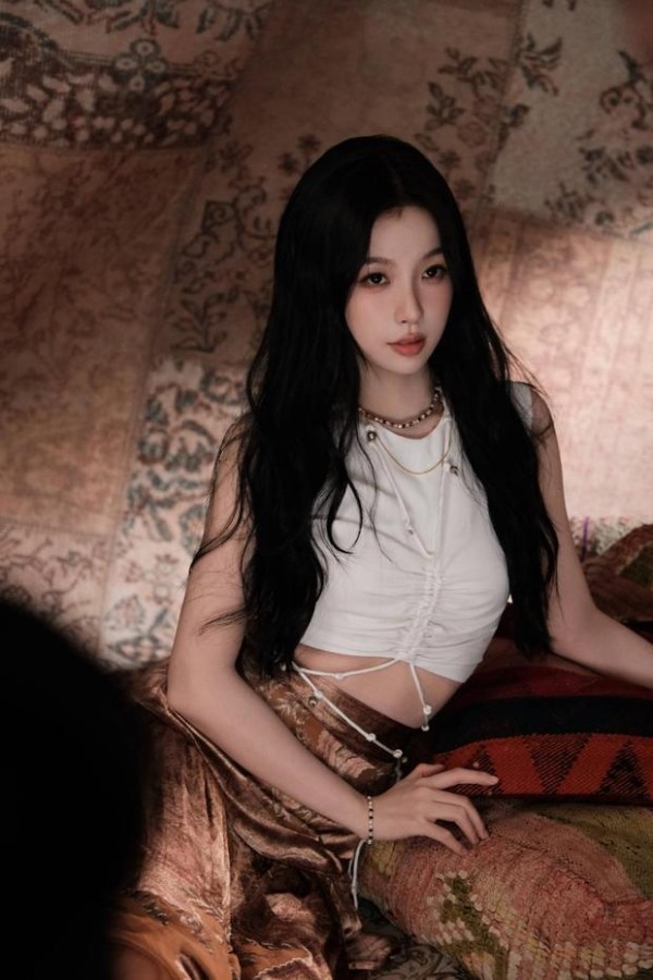 虞书欣斜靠靠垫，慵懒感拉满。