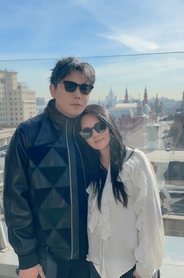 搜狐娱乐讯 9日，伊能静在社交平台上发长文分享自己参加综艺节目和老公秦昊单独出门旅行的经历，她表示：“我和秦先生有十年没有单独旅行了。自从有了米粒，每次出行，一定是带女儿、带公婆、带姐姐。再加上秦先生过去几年一直在拍戏，难得休息回家，好不容易见到女儿几天，我和他都舍不得丢下女儿，跑去二人世界。”