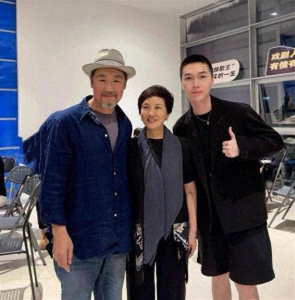 张国立和老婆邓婕现身深圳看话剧，68岁邓婕打扮贵气，气质非常好