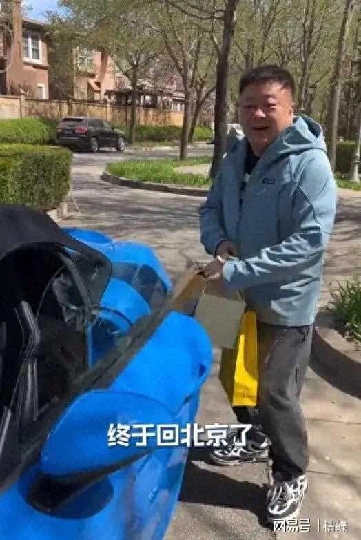 60岁洪剑涛开着亮蓝色保时捷跑车专程回家看望87岁的老母亲