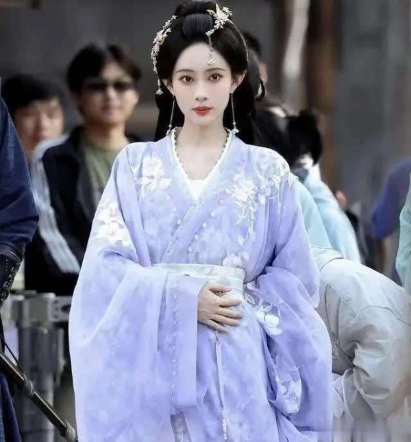 孟子义：从争议到蜕变，绽放独特光芒