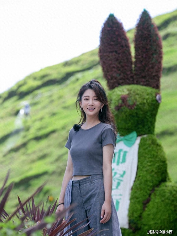 殷桃新换了半扎发型年轻20岁，穿T恤+阔腿裤，美得像换了个人