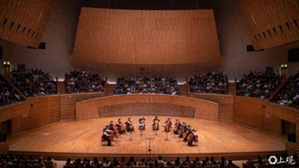 12把大提琴织就时空回响，王健领衔左岸音乐节开幕之夜