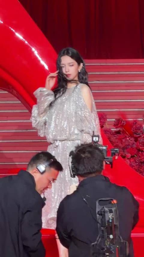 有人对着头发有话说没 又油又丑又碍事