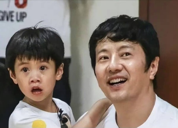 刘芸儿子现身机场，穿黑外套配白T恤很休闲，15岁Jagger和郑钧一样高