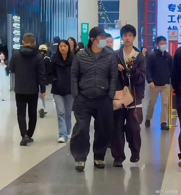 郑钧回应儿子走路姿势：遗传自己爱趿拉穿鞋，会提醒儿子挺直腰板