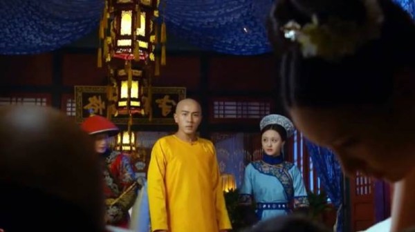 女人推开房门,不料竟发现好姐妹与自己的心上人在一起