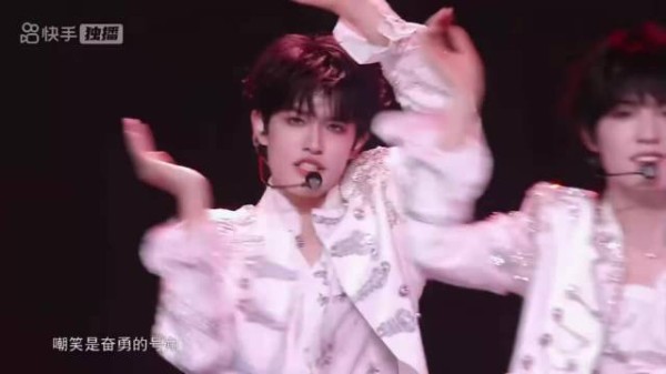 张极澳门演唱会白色宫廷风造型亮相