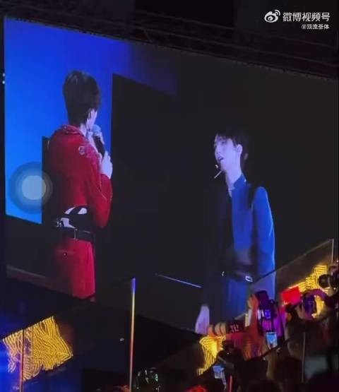 光影勾勒少年挺拔身形,空气壁咚动作分寸刚好,暧昧又温柔,比剧本更动人