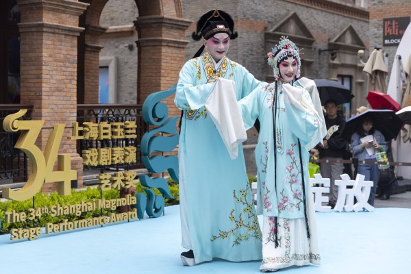 白玉兰戏剧绽放百年弄堂