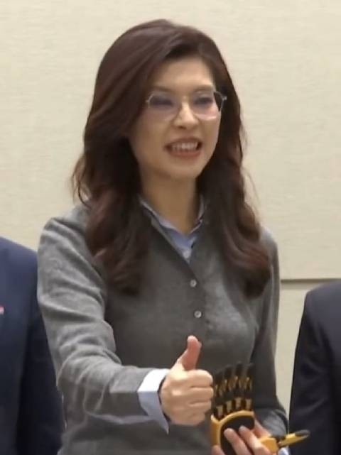 郑丽文真的是会打扮自己,每个场合穿的衣服都不同