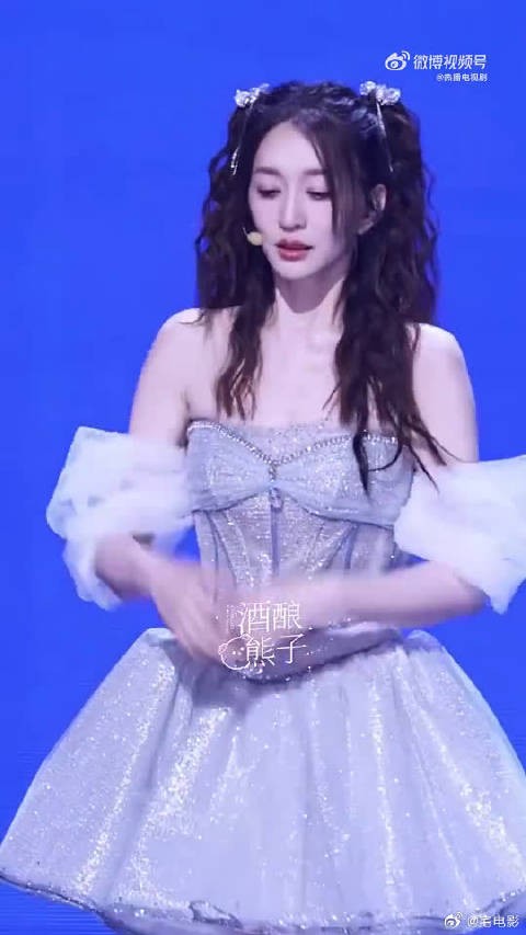 舞台又美又真实,李小冉认真唱歌的样子,真的越看越有魅力原来错怪李小冉了