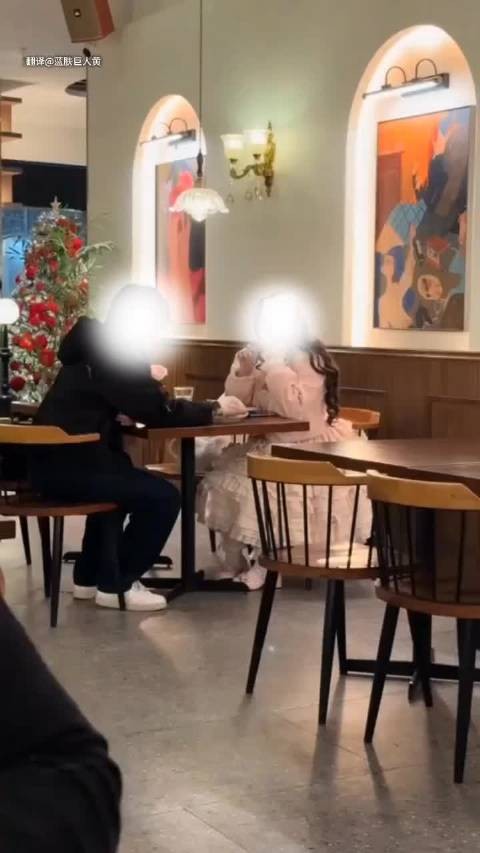 俄女子偷拍中国情侣用餐视频引争议