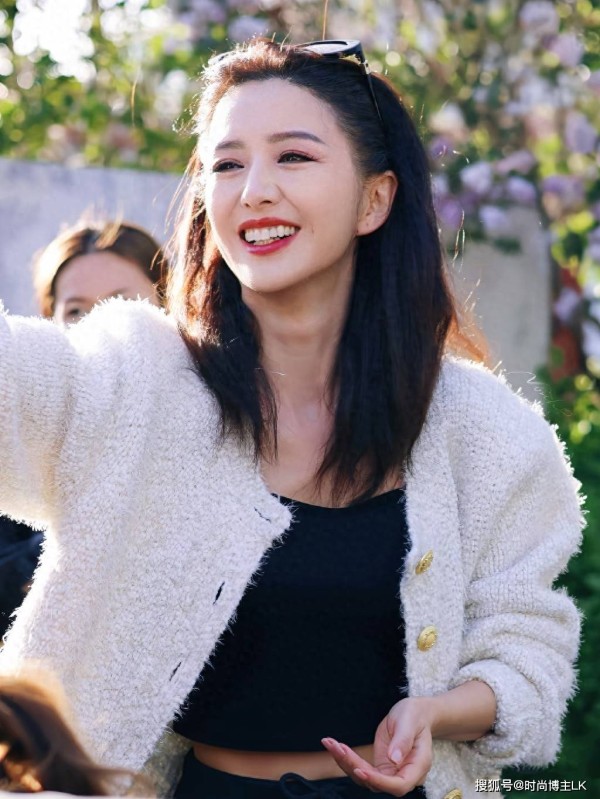 佟丽娅真人被偶遇！网友：陈思诚你眼酸不？