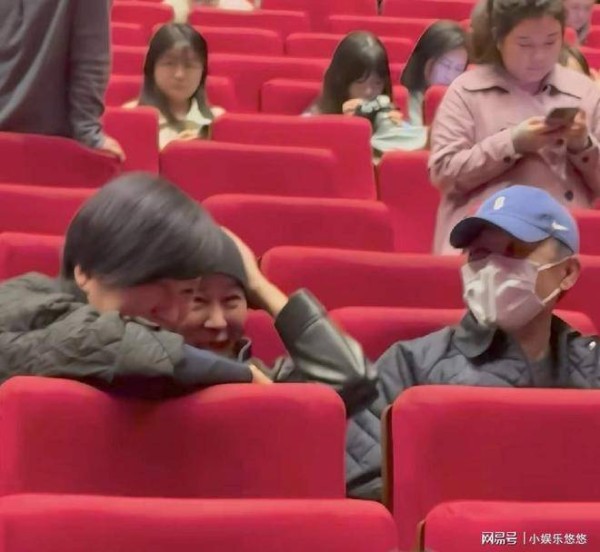 张国立话剧首演众星捧场！王刚张铁林撞衫，邓婕站起鼓掌笑容灿烂