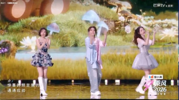 李小冉双马尾造型惊艳,50岁状态绝佳