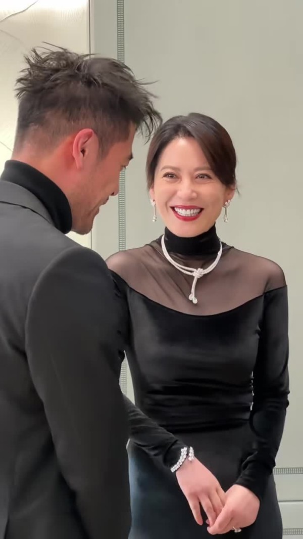 俞姐姐对着冬奥会冠军宁忠岩双手比大拇指：棒！俞飞鸿是真的优雅漂亮