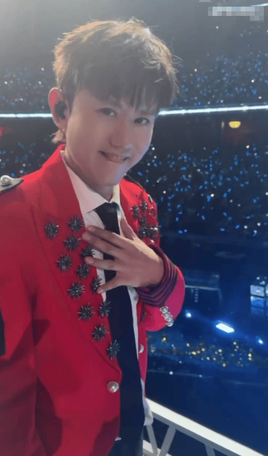 当天,何炅、李维嘉、吴昕、宋丹丹、王祖蓝、沈凌等明星纷纷现身张杰演唱会。