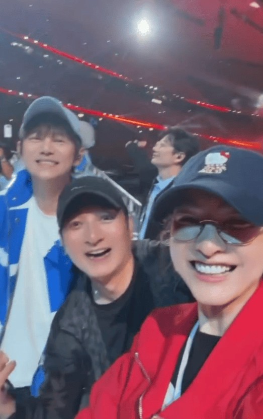 搜狐娱乐讯 11日,吴昕在社交平台上更新vlog,并配文称:“来看杰哥的演唱会啦!好开心的夜晚,我杰哥唱的太太太牛了…… 我们大家跟唱的好嗨,嗓子都哑了哈哈哈!”