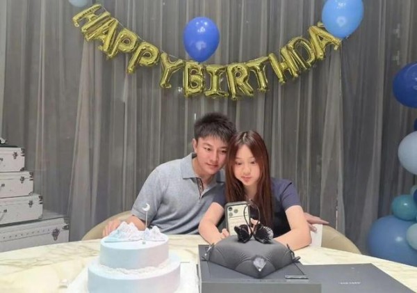 42岁贾乃亮生日获得女儿甜馨暖心陪伴,低调温馨的父女互动成为关注焦点。