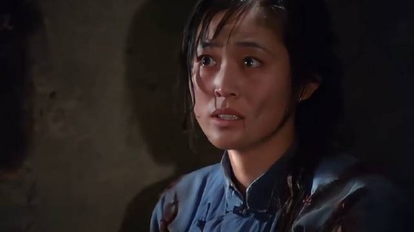 汉奸为了逼女人的丈夫出来，让女人改嫁给山上的一个傻子