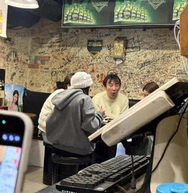 网友偶遇王思聪,他头发稀疏身边有三个女生,正牌女友懒懒又不在