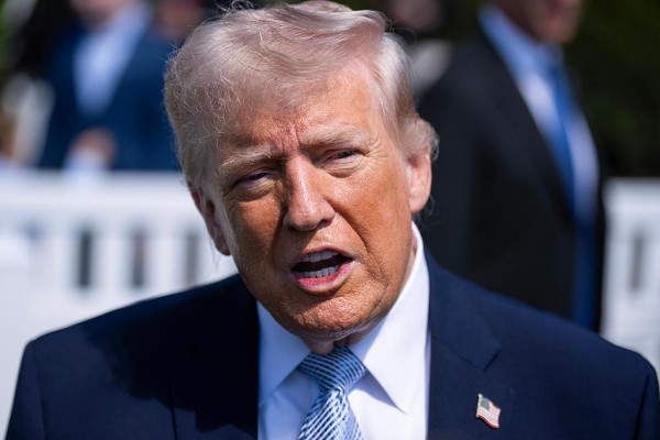 特朗普称美军将封锁任何试图进出霍尔木兹海峡的船只