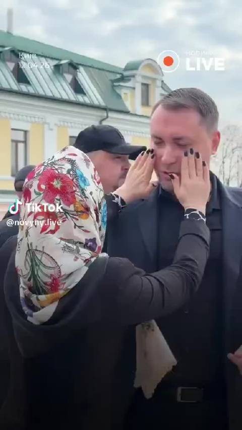 布达诺夫夫妇在复活节接受神父祝福