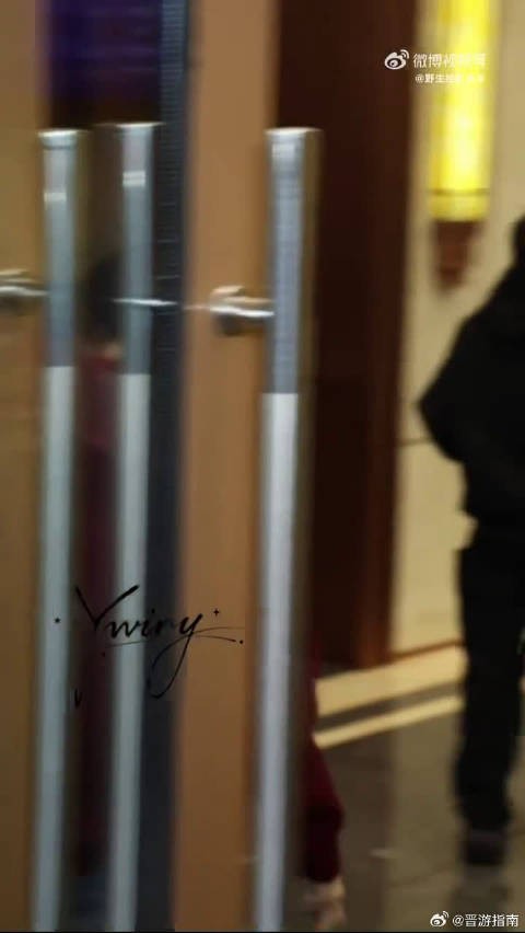 逐玉庆功宴来袭，张凌赫出发路透曝光，颜值与气质双双在线，太让人心动