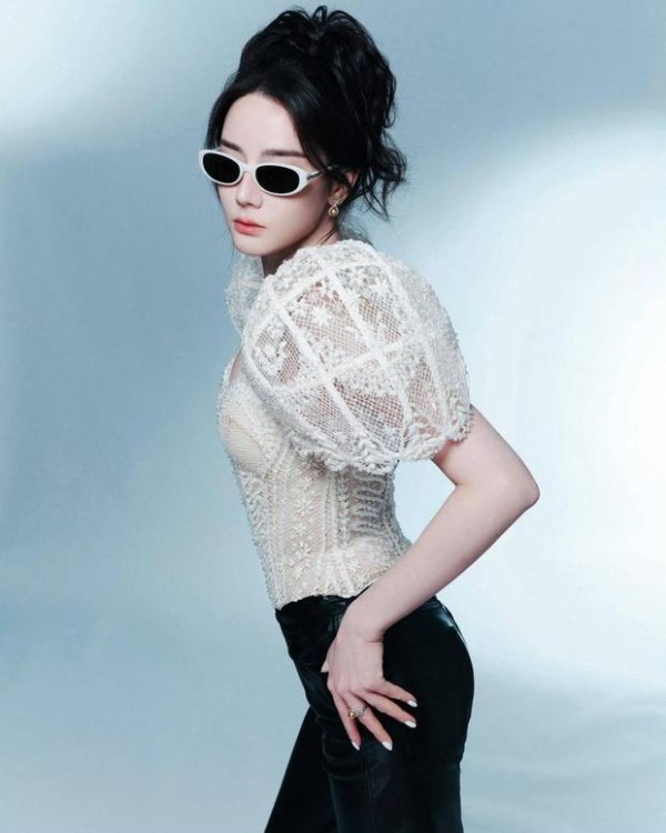 迪丽热巴廓形蕾丝胸衣造型气场全开