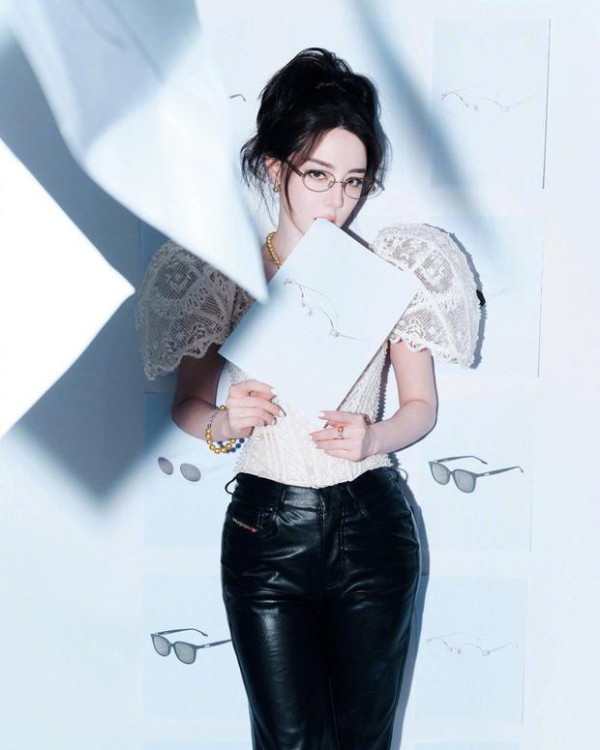 迪丽热巴专业感与时尚感并存。