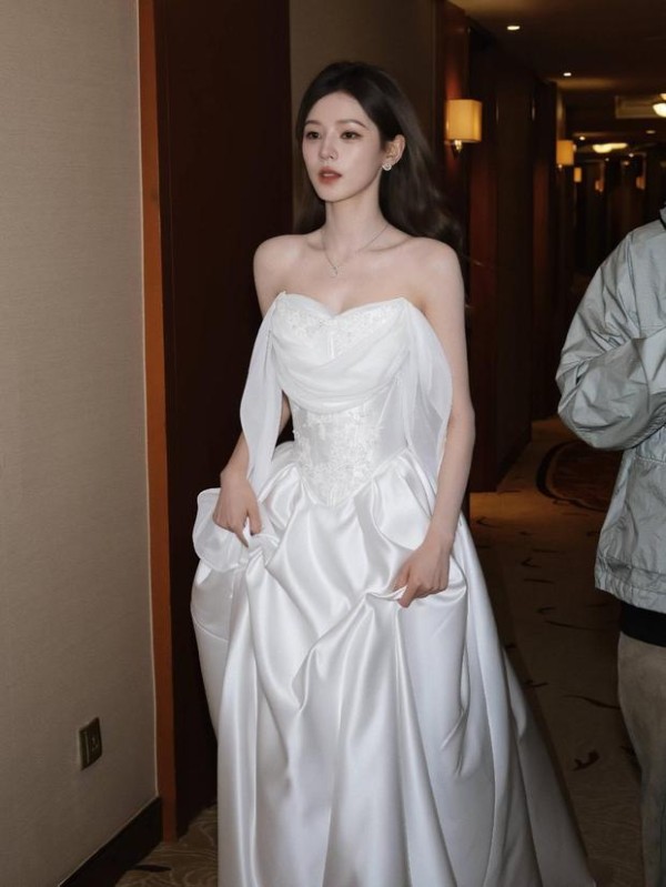 张予曦一袭缎面白纱抹胸裙,提裙迈步,清冷又优雅,宛如从童话走出的公主。