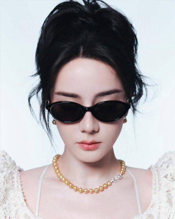 迪丽热巴冷脸造型又A又飒,气场全开。