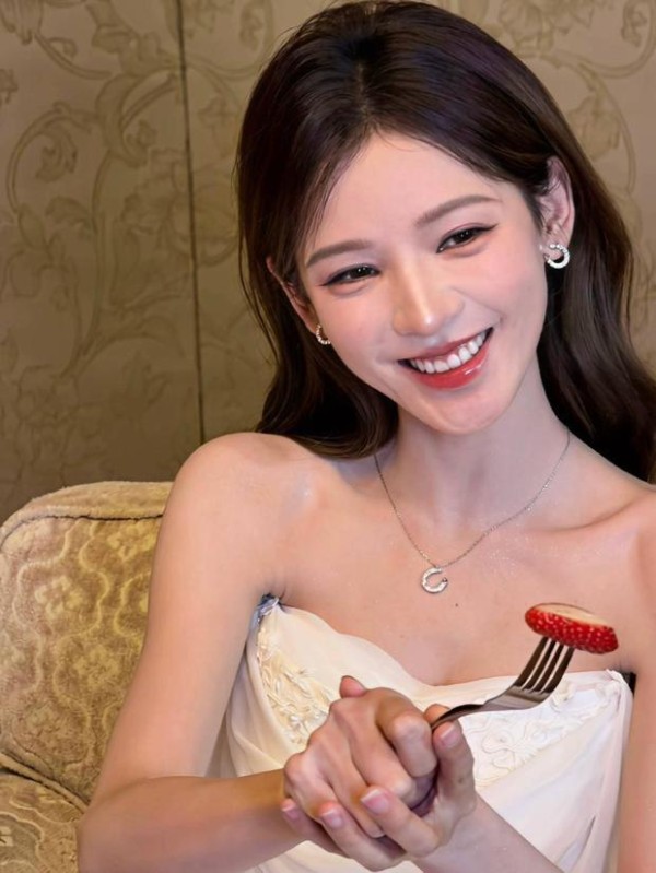 张予曦甜妹笑容治愈满分,温柔又灵动。