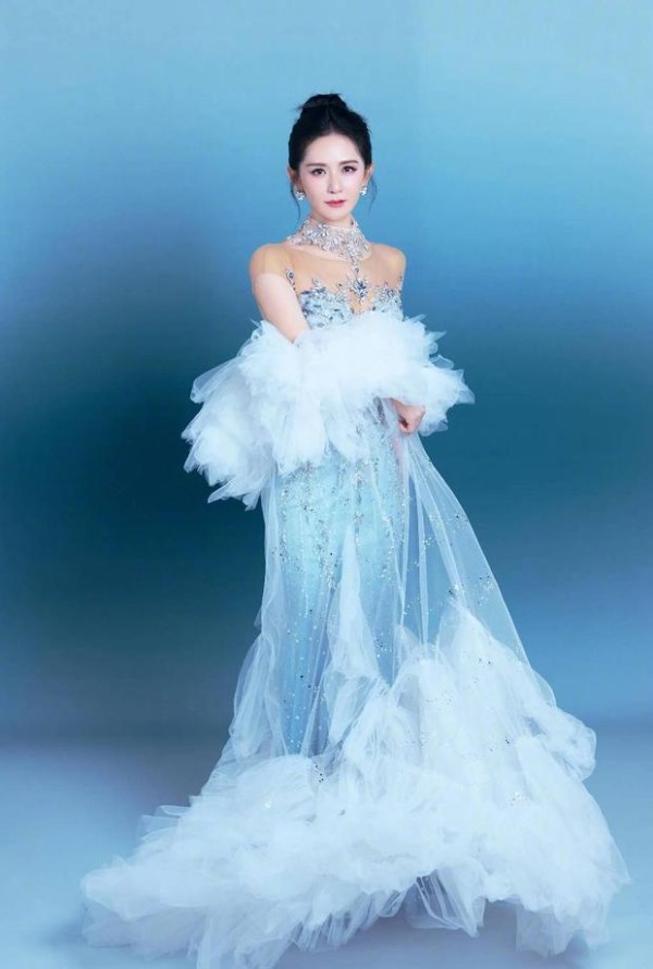 谢娜轻纱漫舞,蓝裙流光溢彩。