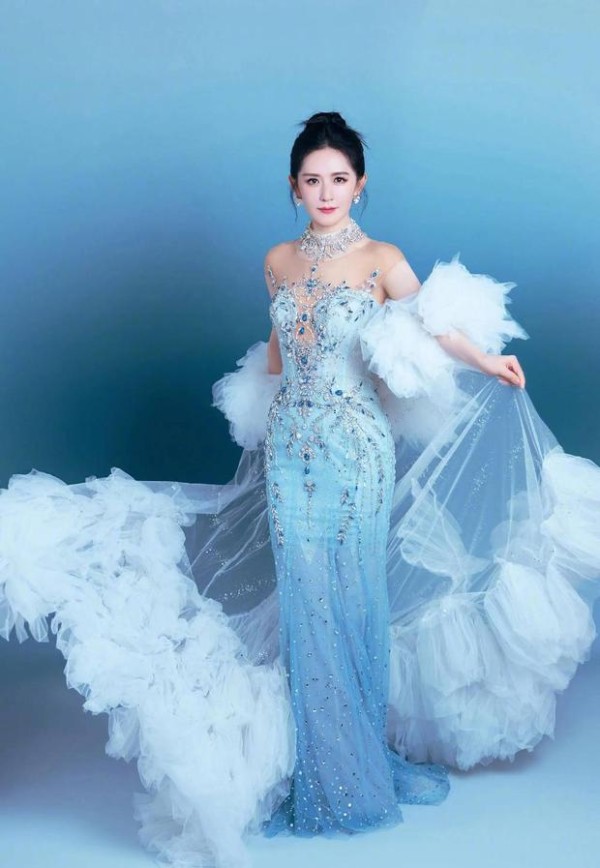 谢娜手轻提飘逸裙摆,尽显东方美人的优雅曼妙。