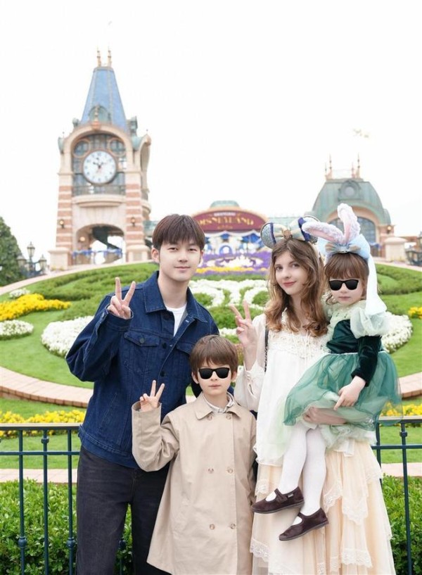 董力晒一家四口游迪士尼，俩孩子颜值好高，儿子像爸爸女儿像妈妈