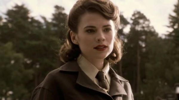 长官把手雷扔向人群,其他士兵四散逃开,只有小伙扑了上去