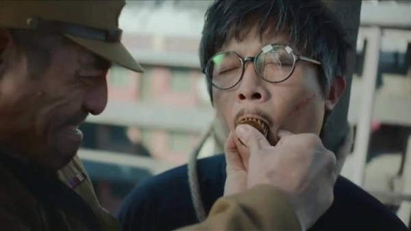 鬼子为侮辱自己的中国老师,竟强行玷污自己的师母,《勇敢的心》