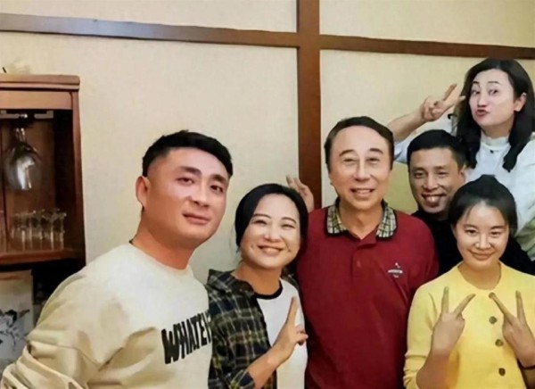 43岁贾玲减重3年后，低调现身冯巩生日宴，这身材哪像反弹