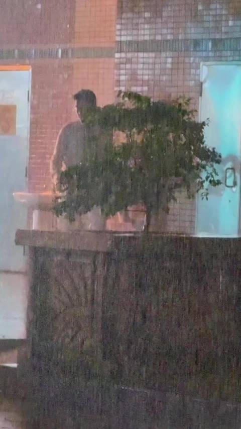 这个画质太像香港早期狗仔偷拍了