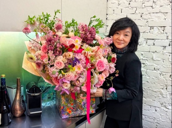 香港气质女星晒近照，短发配巨型花束气质依旧，曾是一代古装女神