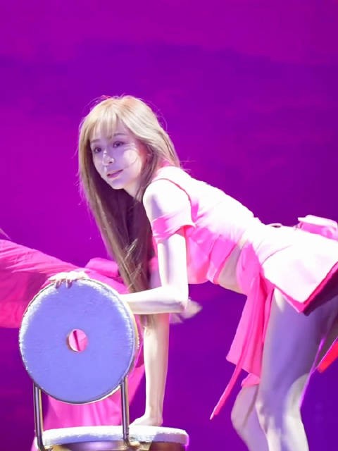 王心凌怎么穿怎么扭也不觉得擦边，奇怪不奇怪？