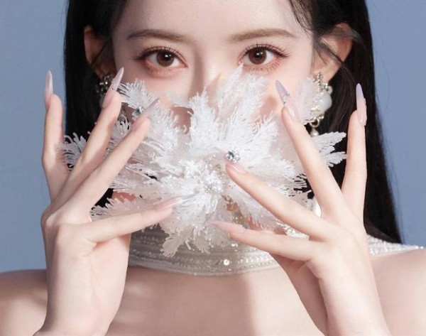 孟子义穿抹胸裙搭珍珠耳饰 气质清冷灵动