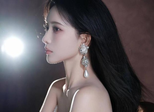 孟子义侧颜逆光出镜，珍珠耳饰点缀，清冷又高级。