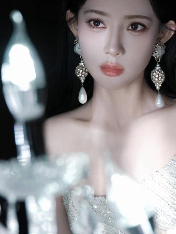 孟子义抬眸直视镜头，冷艳又神秘。