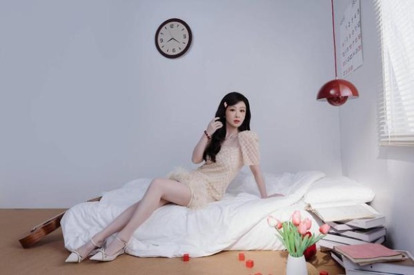 杨紫美腿修长。